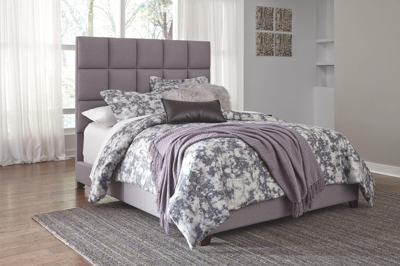 Dolante - Upholstered Bed